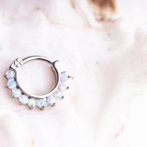 Astraea - Anneau septum avec une rangée d'opales